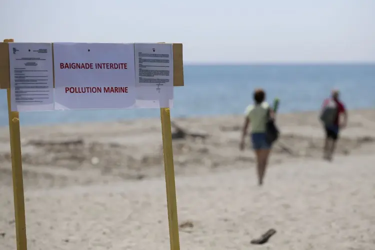 Praia interditada na Córsega por causa de mancha de petróleo na costa leste da ilha francesa (PASCAL POCHARD-CASABIANCA/AFP/Getty Images)