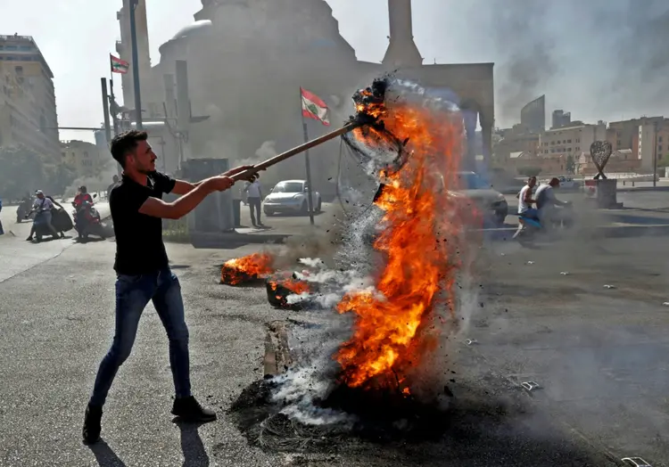 Manifestante queima pneus no centro de Beirute em 26 de junho de 2021, durante protesto contra a grave crise econômica no Líbano (AFP/AFP Photo)