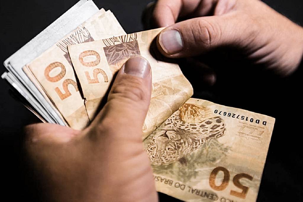 Salário-mínimo de 2022 será de R$ 1.210, prevê relator do orçamento