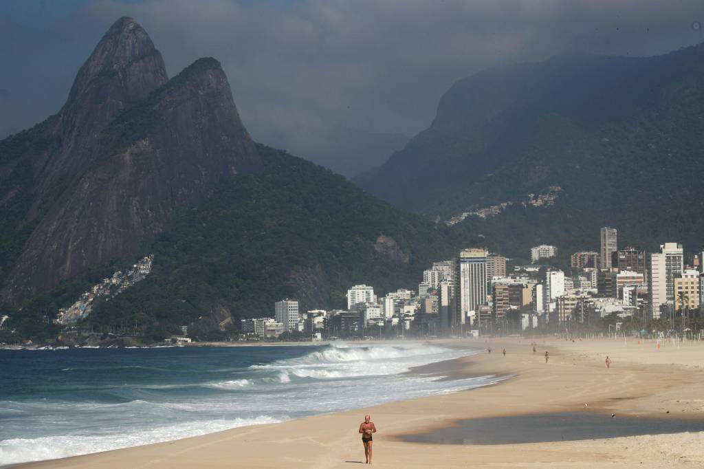 Praia de Ipanema, no Rio de Janeiro, na pandemia do novo coronavírus; cresce a procura de estrangeiros por imóveis | Foto: Ricardo Moraes/Reuters (Ricardo Moraes/Reuters)