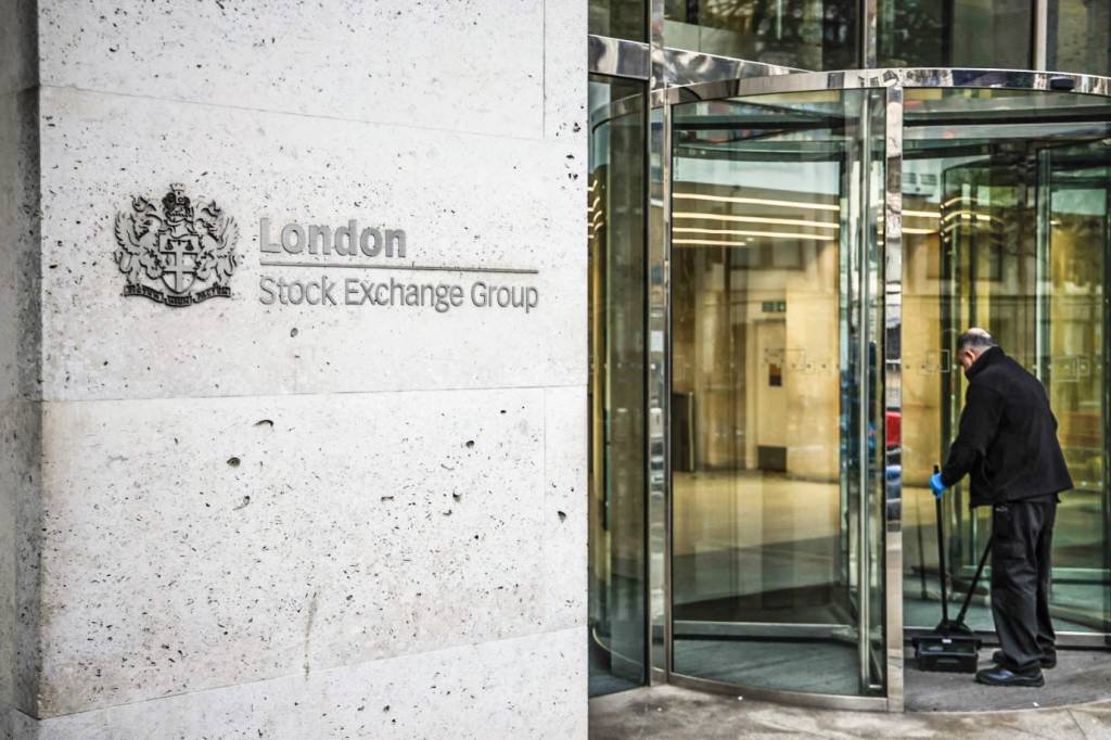 Sede da Bolsa de Valores de Londres: por causa do Brexit, União Europeia pressiona para que bancos tirem mais ativos, pessoas e empresas da City, área financeira de Londres (Jason Alden/Bloomberg/Getty Images)