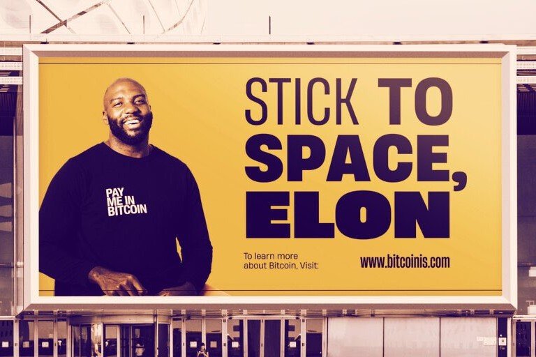 Jogador da NFL espalha outdoors com crítica a Elon Musk: 'Foque no espaço'