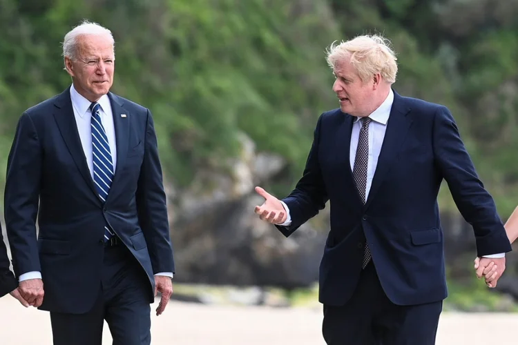 O presidente americano Joe Biden (E) e o primeiro-ministro britânico Boris Johnson (D), durante encontro em Carbis Bay em 10 de junho de 2021 (AFP/AFP)