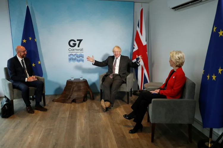 Primeiro-ministro britânico, Boris Johnson (centro), cumprimenta o presidente do Conselho Europeu (à esquerda) e a Presidente da Comissão Europeia, Ursula von der Leyen (AFP/AFP)