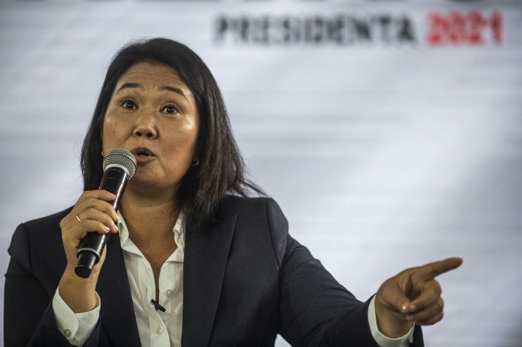 Candidata presidencial de direita peruana pelo partido Fuerza Popular, Keiko Fujimori, fala durante uma entrevista coletiva com a imprensa estrangeira (AFP/AFP)