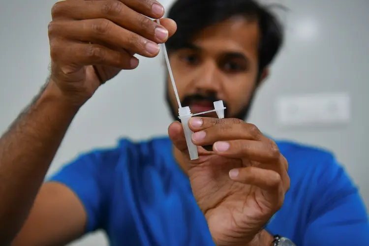 Mylab Discovery Solutions: médico mostra como usar o teste CoviSelf, para ser realizado em casa, fabricado pela startup indiana (AFP/AFP)