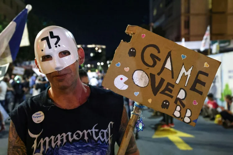 Manifestante israelense agita cartaz com o slogan "Game Over" durante um protesto contra o primeiro-ministro Benjamin Netanyahu em Jerusalém, em 12 de junho de 2021. (AFP/AFP)