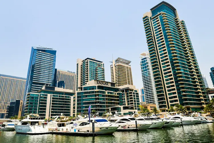Iates de luxo na "Marina" de Dubai. (Dana Moukhallati/AFP)