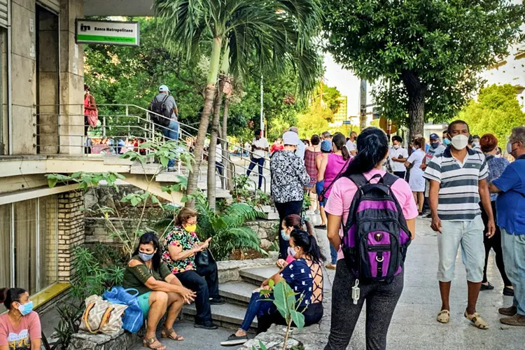 Fila em frente a uma agência bancária em Havana. (AFP/AFP)