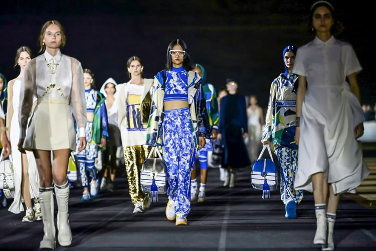 O desfile aconteceu no Estádio Panatenaico, em Atenas. (AFP/AFP)