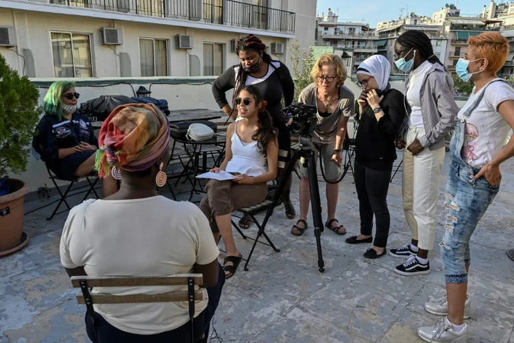 Jovens refugiadas e gregas trabalham em um filme para um projeto sobre a igualdade de gênero em Atenas. (Marina Rafenberg/AFP Photo)