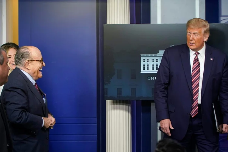 Rudy Giuliani e Donald Trump na sala de imprensa da Casa Branca em 27 de setembro de 2020, em Washington DC

 (AFP/AFP)