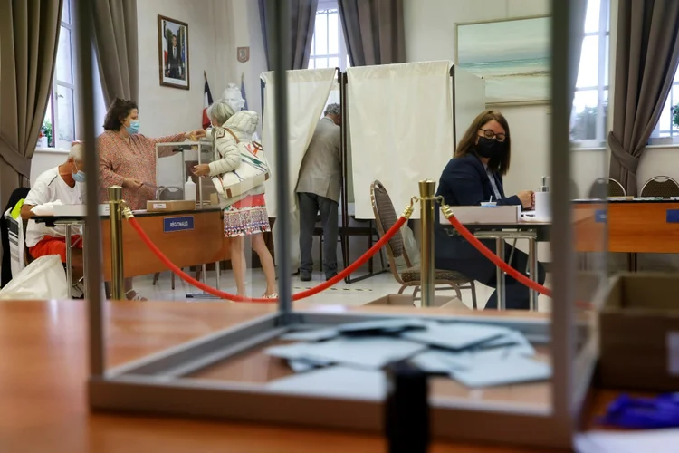 Revés: partido do presidente, República em Marcha (LREM), não prevaleceu em nenhuma das 13 regiões da França metropolitana (Reprodução/AFP)