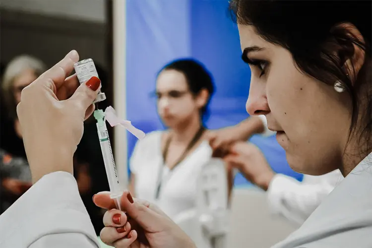 A Secretaria Municipal do Rio de Janeiro informou que alcançou um recorde de mais de 98 mil doses da vacina contra a covid-19 (Rovena Rosa/Agência Brasil)