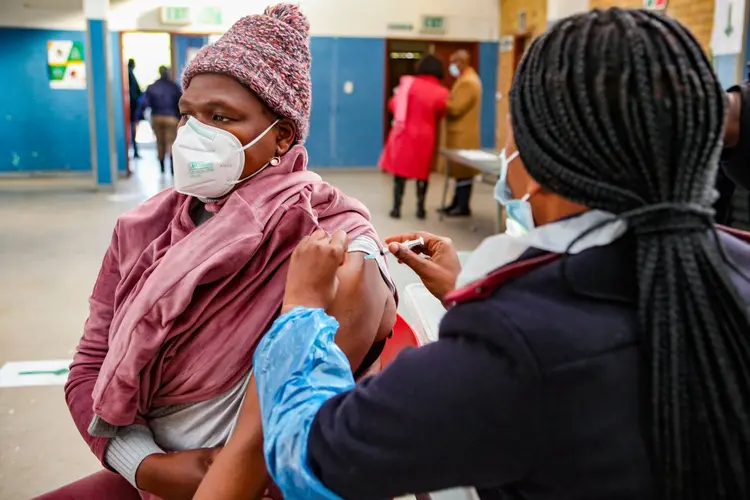 Vacinação na África do Sul: países africanos têm tido dificuldade em avançar na imunização (Sharon Seretlo/Gallo Images/Getty Images)