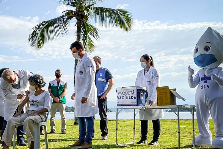 O ministro da Saúde, Marcelo Queiroga, participa de mais uma vacinação em massa contra #COVID19. A ação acontece na Ilha de Paquetá (RJ), (Twitter Marcelo Queiroga/Agência Brasil)