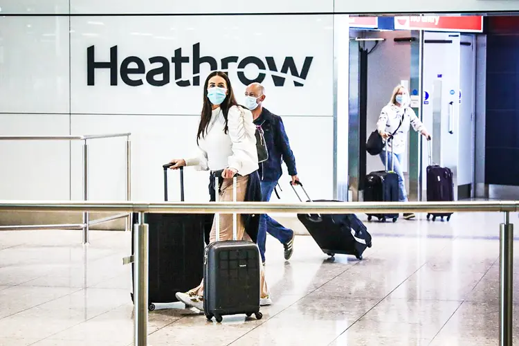 Passageiros no aeroporto de Heathrow, em Londres: voos suspensos vindos da África do Sul e mais cinco países em razão de nova variante de Covid | Foto: Bloomberg (Bloomberg/Bloomberg)