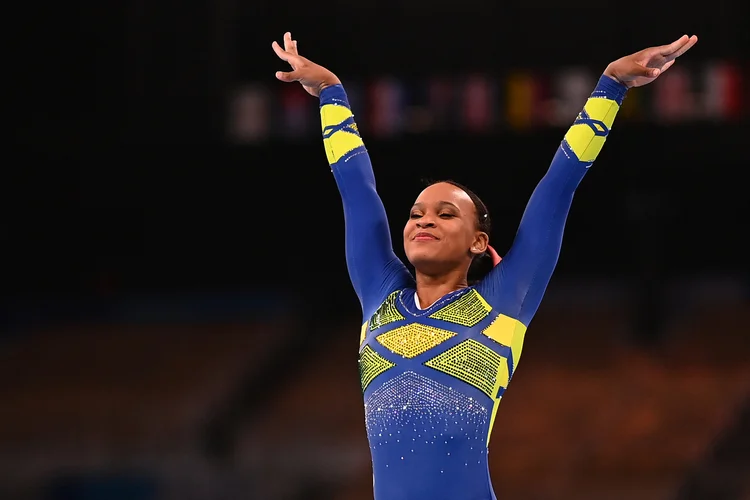 Campeã olímpica Rebeca Andrade (foto) brilha nas barras (Loic VENANCE/AFP)