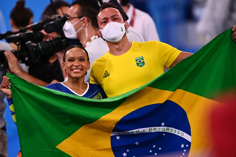 Rebeca Andrade celebra ao lado do técnico Francisco Porath: ginasta de Guarulhos foi a segunda colocada no individual geral (Loic VENANCE/AFP)