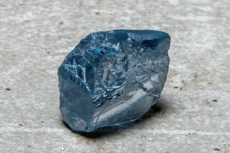Pedras preciosas: mais escassos que os comuns, os diamantes azuis se formam centenas de quilômetros abaixo da terra.  (Petra Diamonds/Divulgação)