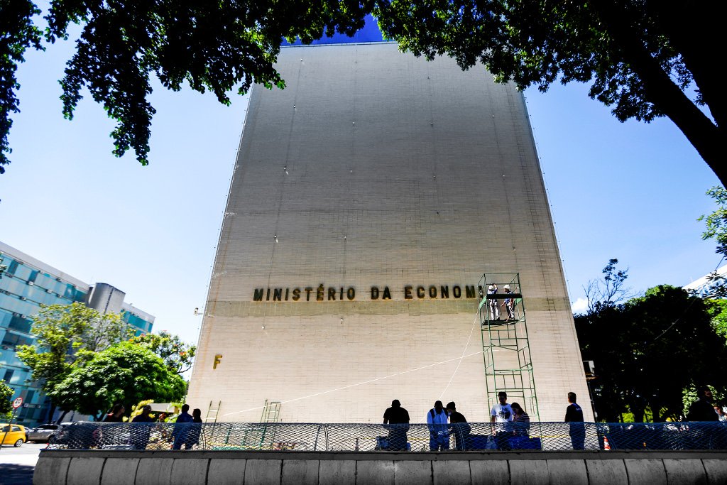 A projeção da equipe econômica para as receitas primárias totais da União neste ano passou de R$ 2,319 trilhões para R$ 2,325 trilhões (Adriano Machado/Reuters)