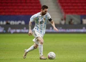 Messi jogando futebol com a camisa da Argentina