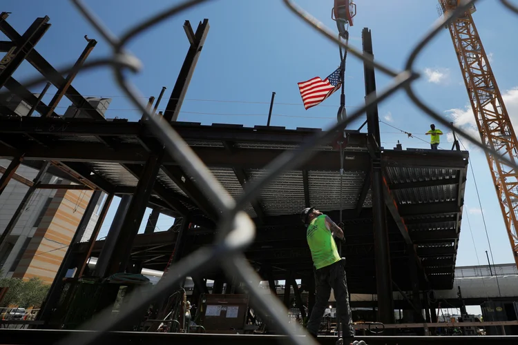 Empregado trabalha em obra em Boston. (Brian Snyder/Reuters)