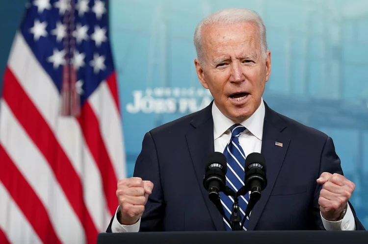 O presidente dos Estados Unidos quer que a metade dos carros a serem vendidos até 2030 no país tenham zero emissão, ou seja, elétricos, híbridos, ou movidos a hidrogênio. (Kevin Lamarque/Reuters)