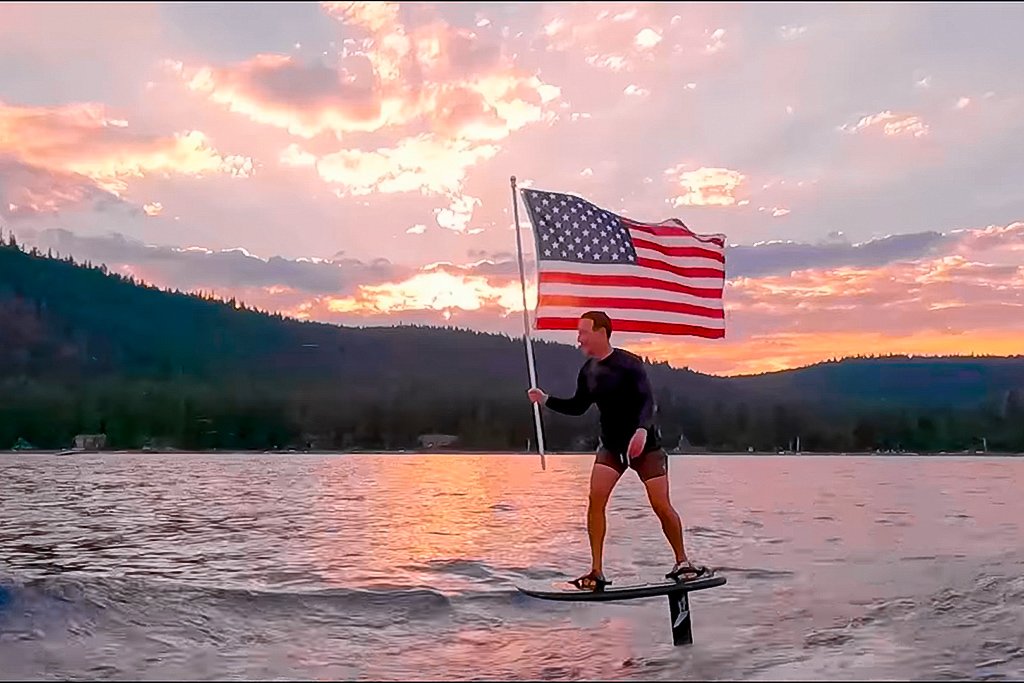 Mark Zuckerberg celebra 4 de julho surfando em prancha elétrica