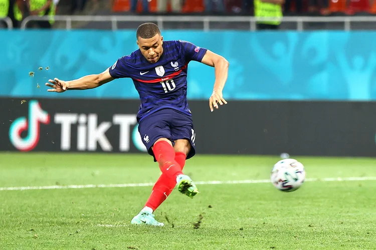 Kylian Mbappé durante partida entre França e Suíça pela Eurocopa. (Pool/Marko Djurica/Reuters)
