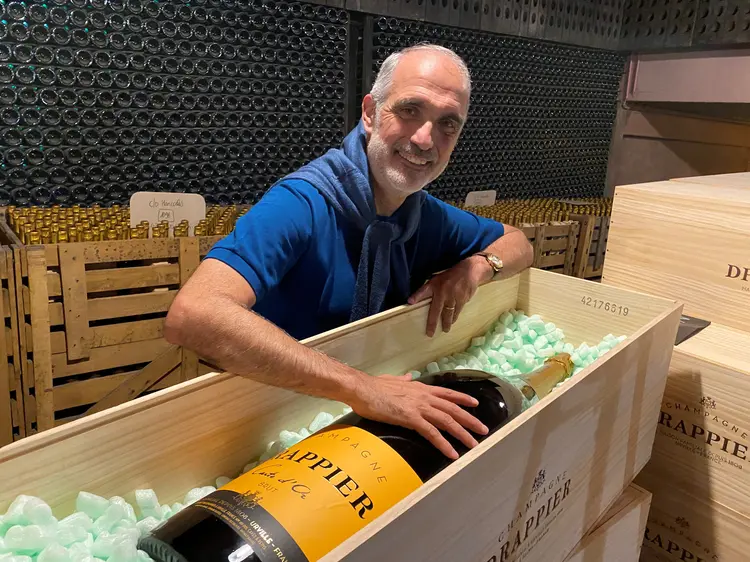 Fabricante francês de champanhe Michael Drappier posa para foto durante entrevista à Reuters em Urville, na França. (Clotaire Achi/Reuters)