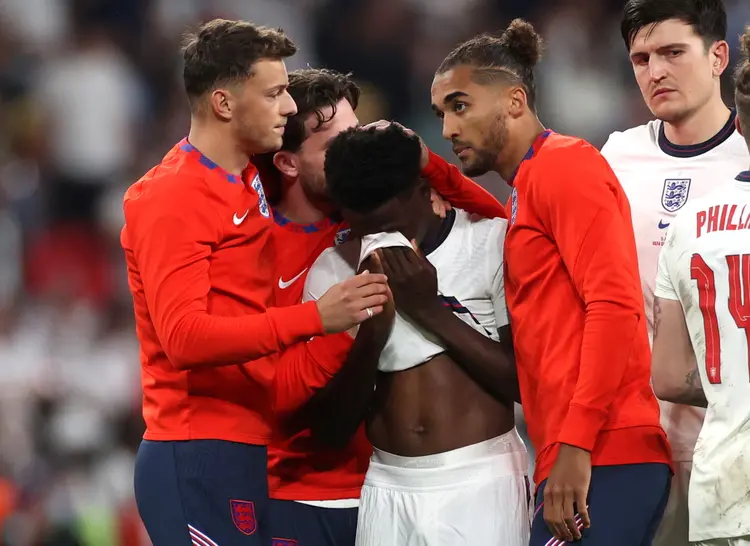 Bukayo Saka é consolado por colegas de time após derrota da Inglaterra para a Itália na final da Eurocopa em Wembley
11/07/2021 Pool via REUTERS/ (Carl Recine/Reuters)