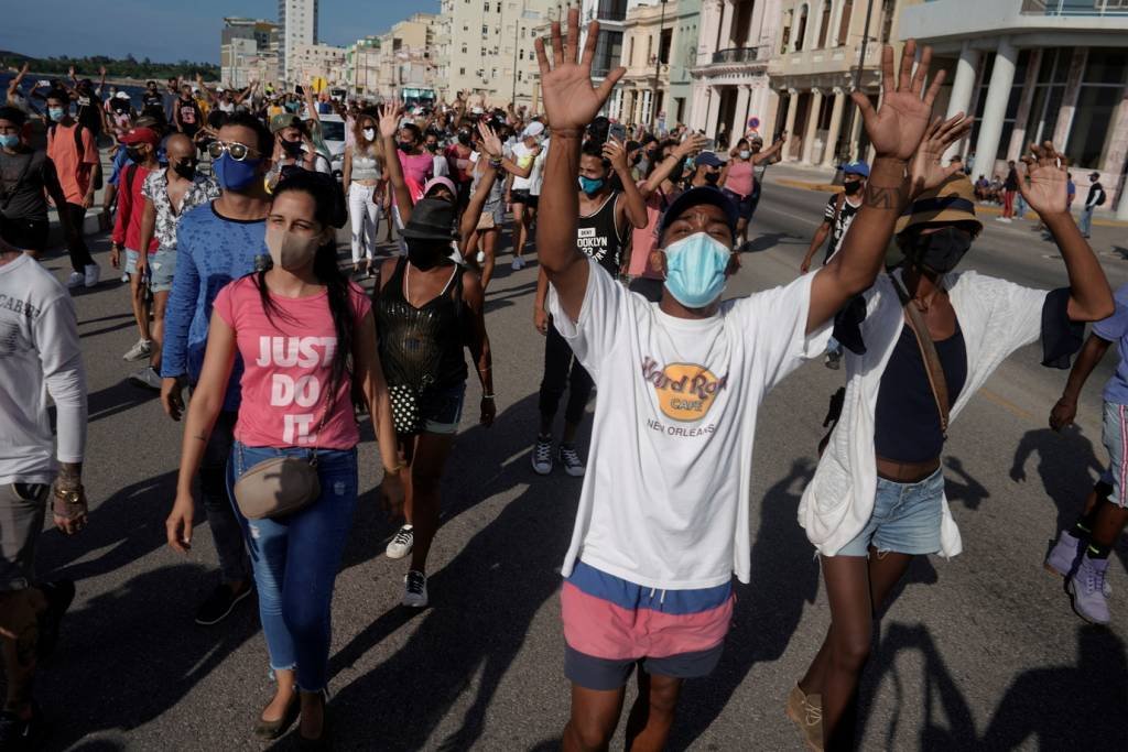 Manifestantes protestam contra o governo cubano em Havana: PIB do país caiu 11% em 2020 em meio à pandemia (Alexandre Meneghini/Reuters)