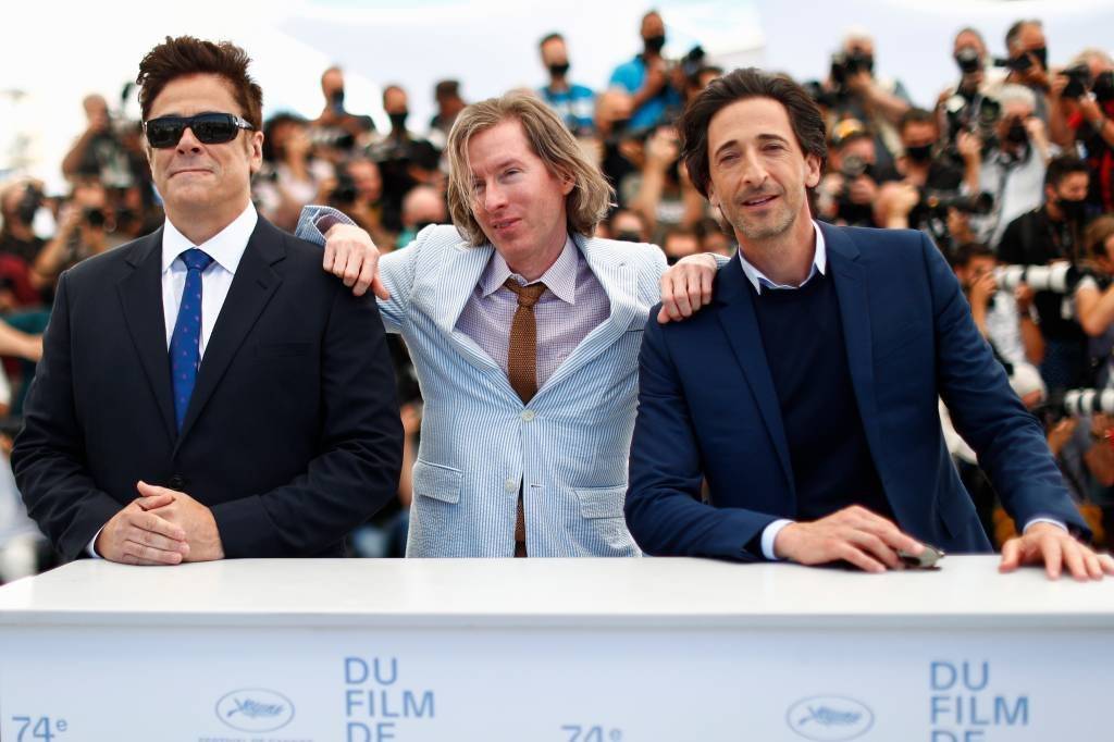 Diretor Wes Anderson e atores Benicio Del Toro e Adrien Brody posam em Cannes. (Johanna Geron/Reuters)