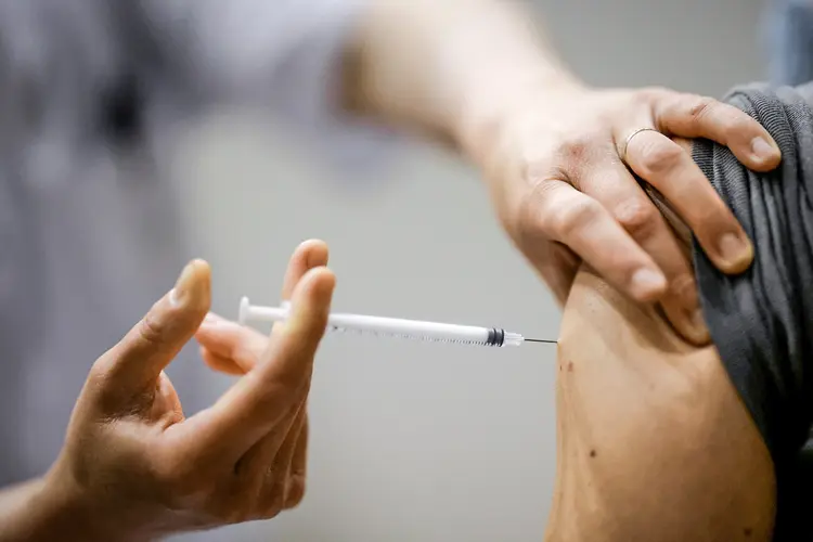 Campanha de vacinação contra covid-19 (Stephane Mahe/Reuters)