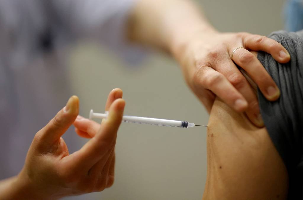 Com hospitais lotados, Suíça pressiona população a se vacinar contra covid