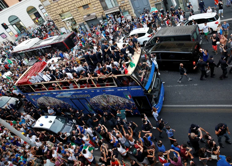 Jogadores da seleção italiana desfilam em carro aberto em Roma após conquistarem o título da Eurocopa. (Remo Casilli/Reuters)