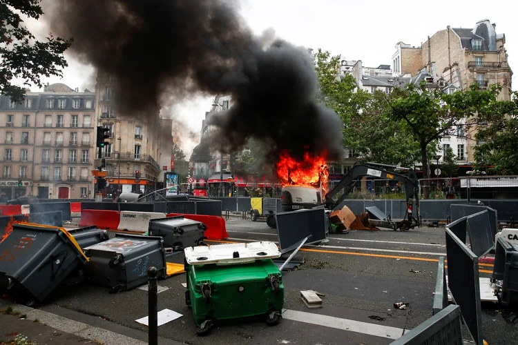 Protesto em Paris contra regras de passaporte médico da covid -19
 (Gonzalo Fuentes/Reuters)