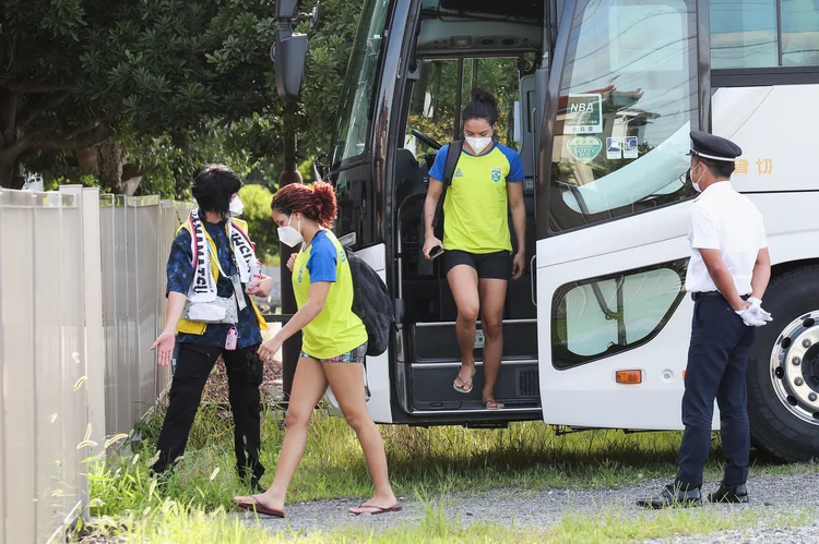 Equipe brasileira de judô chega para treinamento em ginásio em Hamamatsu, no Japão.  (Kim Kyung-Hoon/Reuters)