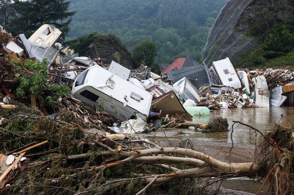 Enchentes são aterrorizantes, diz Merkel; mortes passam de 190 na Europa