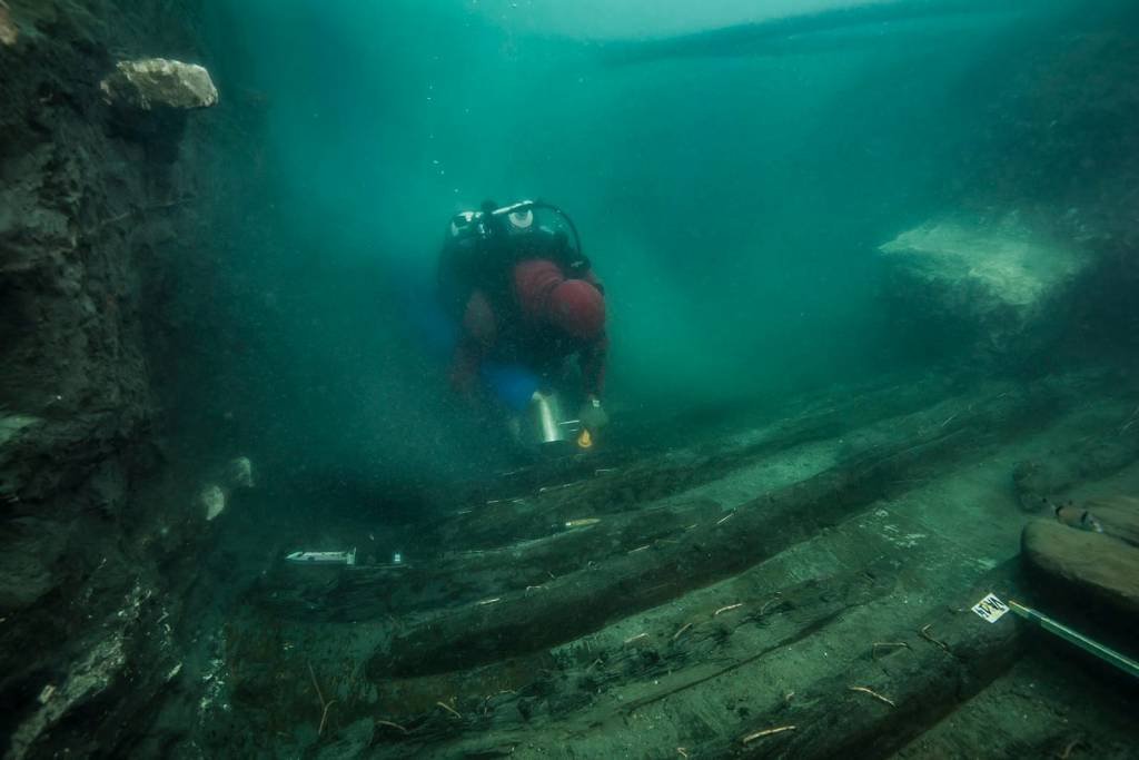 Egito encontra antigo navio militar e covas gregas em cidade submersa