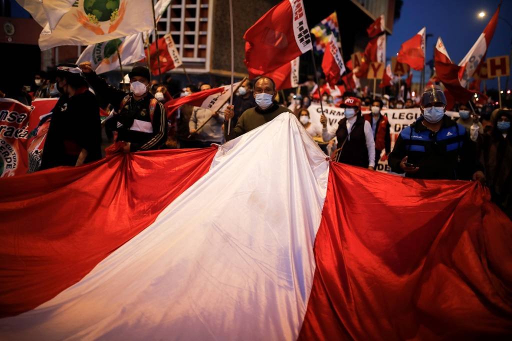 Peru: apoiadores de Pedro Castillo protestam contra demora para divulgação do resultado da eleição presidencial  (Sebastian Castaneda/Reuters)