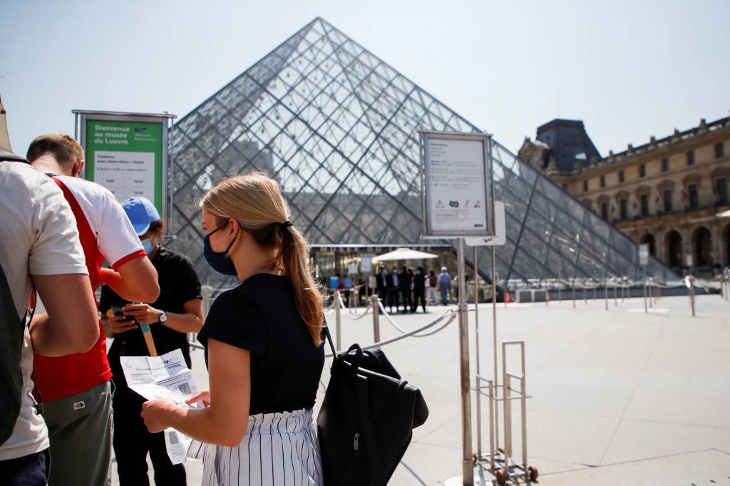França aperta regras e barra entrada de não vacinados em museus e cinemas