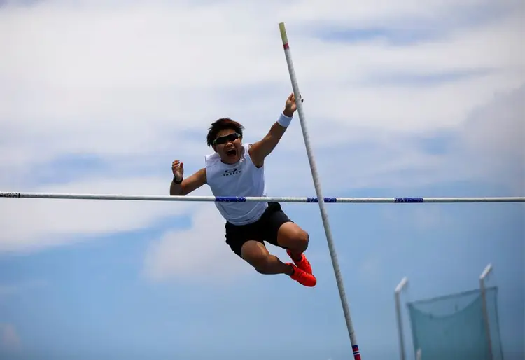 So Sato, atleta do salto com vara surdo e transgênero, durante treino em Utsunomiya, no Japão (Issei Kato/Reuters)