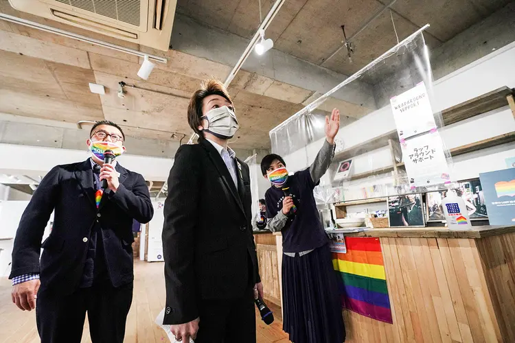 Presidente da Tóquio 2020, Seiko Hashimoto, acompanha fundador da Pride House, Gon Matsunaka, e outro integrante em visita ao local, em Tóquio.
 (Eugene Hoshiko/Pool/Reuters)