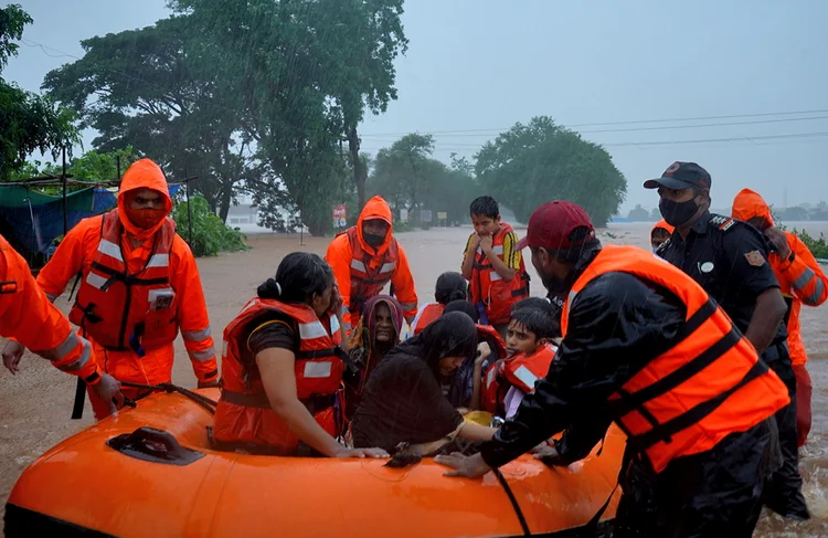Equipes de resgate retiram pessoas de área inundada em Kolhapur, na Índia. (Abhijeet Gurjar/Reuters)