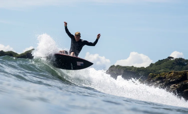 Surfista norte-americano John John Florence treina na praia de Tsurigasaki antes dos Jogos Olímpicos de Tóquio. (Olivier Morin/Pool/Reuters)