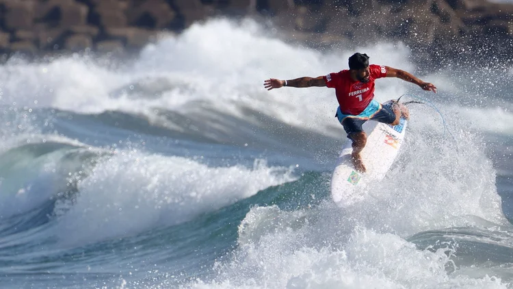 Ítalo Ferreira vence a primeira bateria disputada pelo surfe masculino em uma Olimpíada (Lisi Niesner/Reuters)