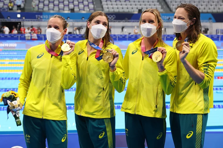 Austrália conquista 3º ouro seguido no 4x100m livre feminino e quebra o recorde mundial. (Marko Djurica/Reuters)