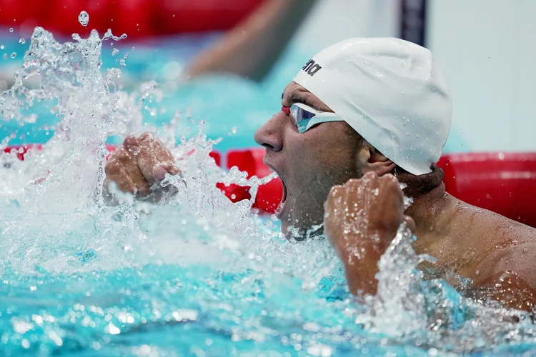 Ahmed Hafnaoui comemora vitória nos 400m livre. (Aleksandra Szmigiel/Reuters)